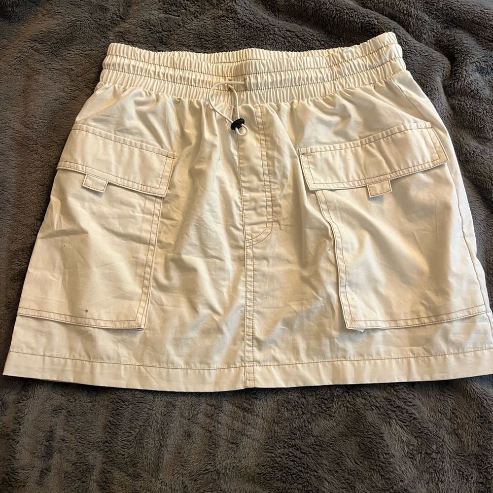 Wildflowers mini white cargo skirt! Size small, fits medium!